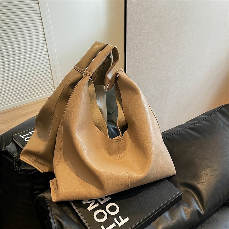 Bolsa de ombro casual macia PU para mulheres Harajuku, bolsa de balde de grande capacidade, popular, luxo, nova moda, 2023