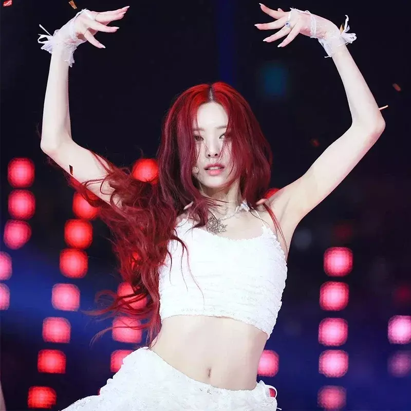 เคป็อปนักร้องเกาหลีคอนเสิร์ตเต้นรำแจ๊สเสื้อผ้า Y2K เสื้อครอปสีขาวกระโปรงไม่สม่ำเสมอชุดการแสดงเซ็กซี่ชุดบนเวทีคลับ