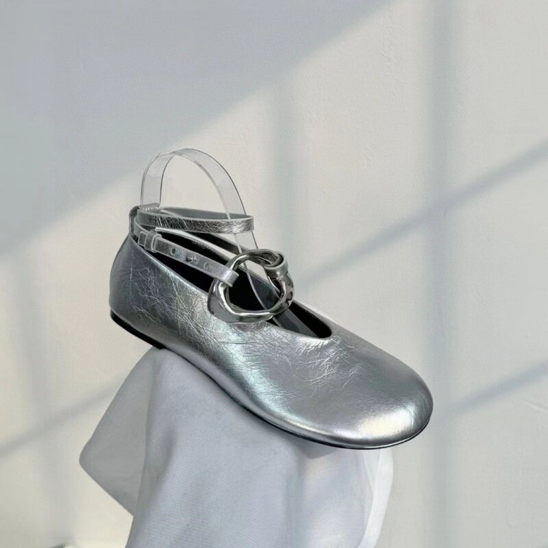 Sepatu kepala besar baru musim semi/Musim Panas 2024 sepatu ujung bulat datar bawah pergelangan kaki gesper logam sol kulit asli sepatu tunggal wanita