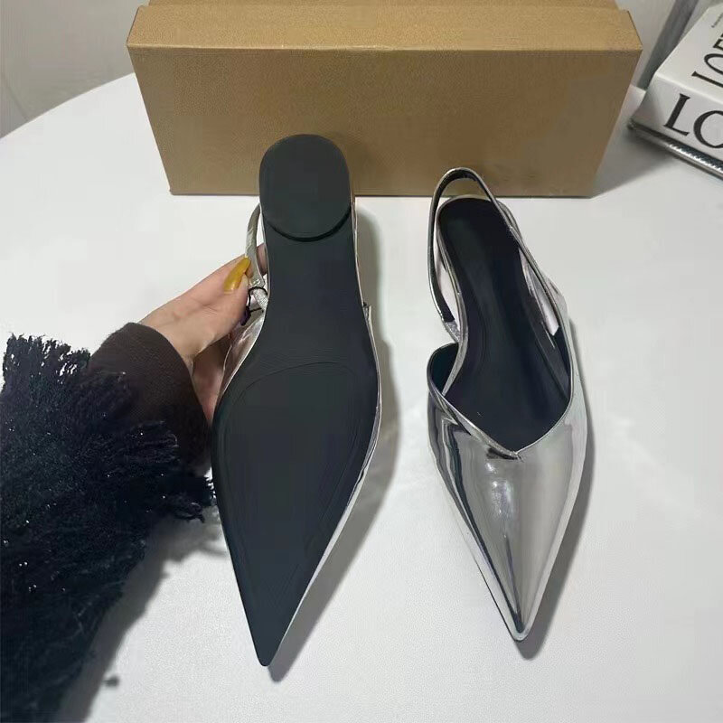 Nowy spiczasty metalowy płaski srebrna lekka modne sandały z ustami i odsłoniętym paskiem na piętę dla kobiet