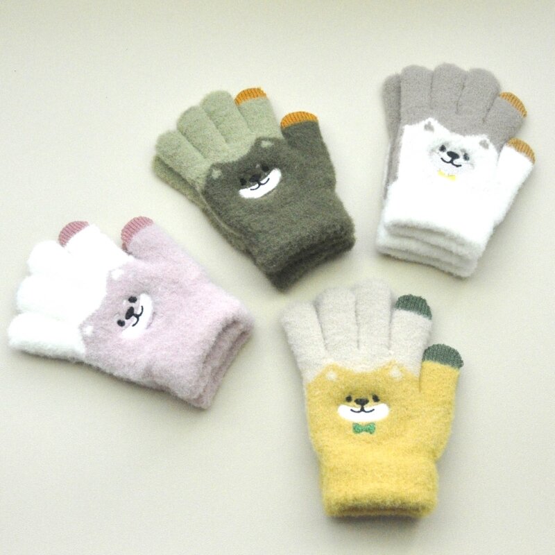 Modische und warme Handschuhe. Süße Bärenhandschuhe mit Kartonmuster für Kinder