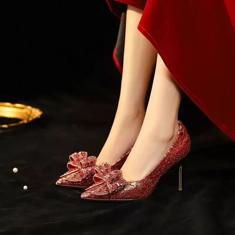 حذاء زفاف أحمر بكعب رفيع للنساء ، قوس مدبب ، طراز كريستالي صيني ، قدم غير متعبة ، كعب عالي للعروس ، جديد