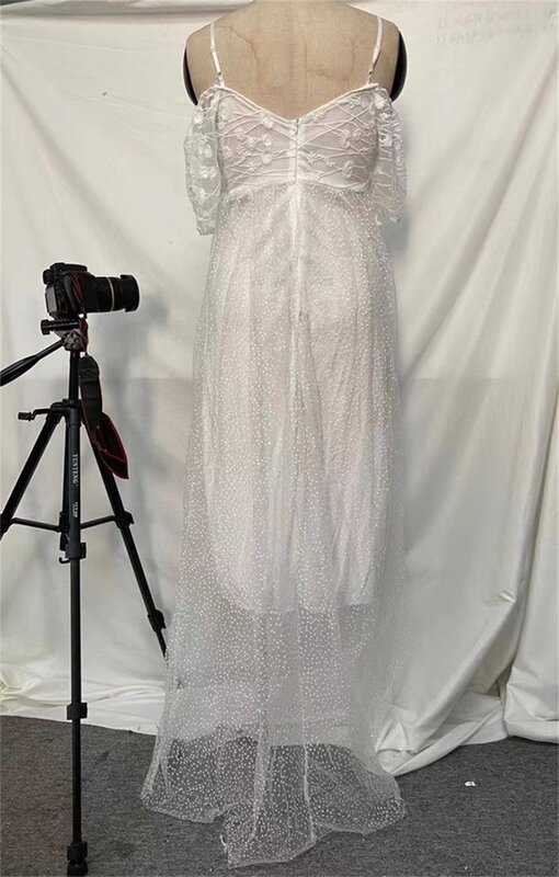 裸の肩,スパゲッティストラップ,深いVネック,新しいコレクションを備えた女性の結婚式のドレス