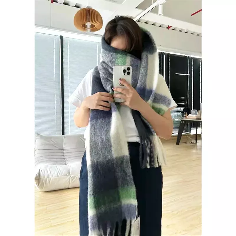 Женский шарф, Мягкая универсальная модная теплая длинная шаль в контрастную полоску с кисточками
