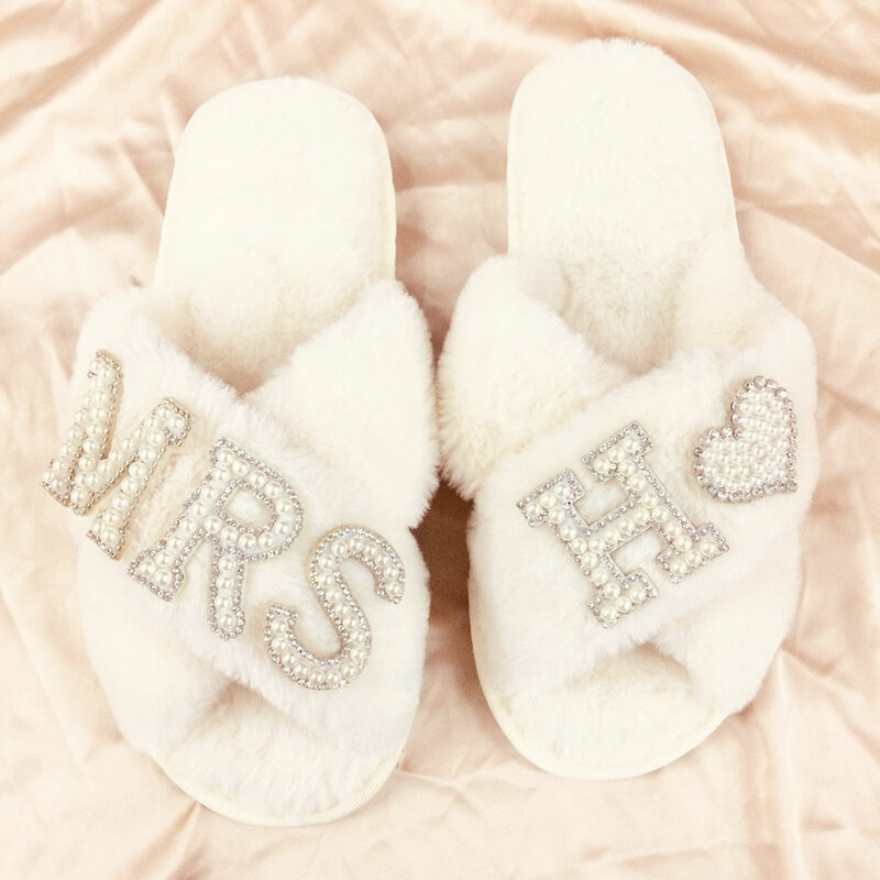Personalized MRS Pearl Fluffy Slippers Bride Slippers for Wedding Day Fuzzy Slippers Women Shoes Bachelorette Party Bridal Shoes