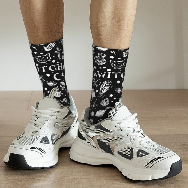 ถุงเท้ายาวลายแม่มดสำหรับผู้ชายถุงเท้าลูกเรือสุดมหัศจรรย์พิมพ์ลาย3D อบอุ่นแบบกอธิคสำหรับฮาโลวีน