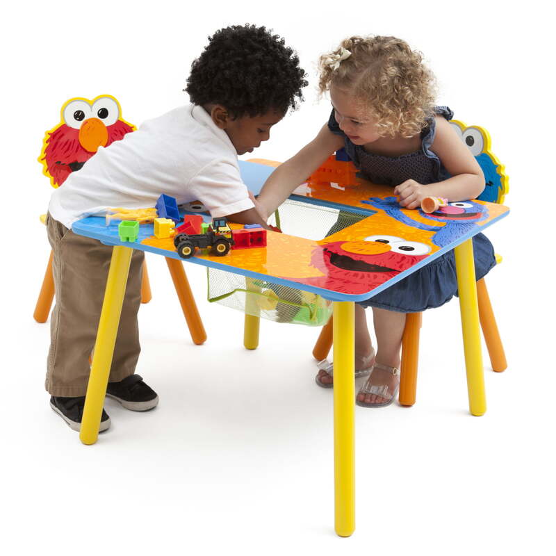 子供のために設定された木製の子供用収納テーブルと椅子