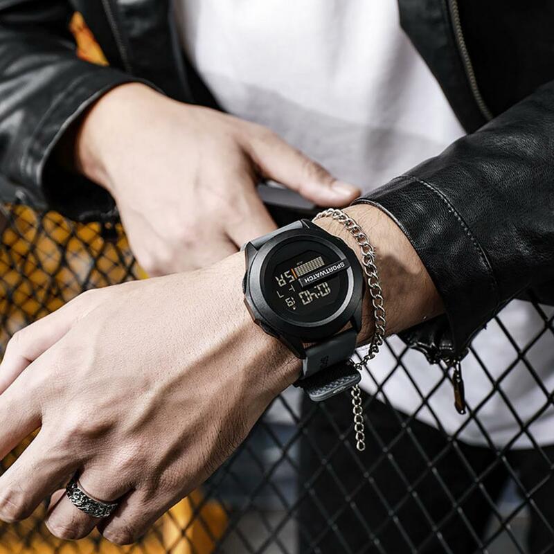 Jam tangan olahraga elektronik pria, jam tangan olahraga Led uniseks tahan air dengan tampilan silikon yang dapat disesuaikan