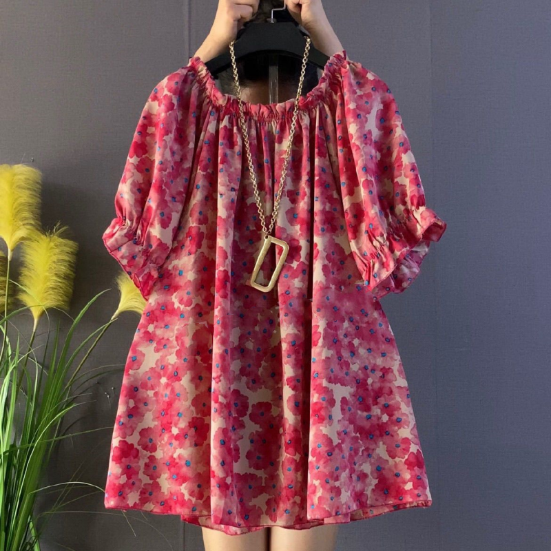 Новинка лета 2024, пикантное модное и элегантное мини-платье, свободное женское плиссированное платье с вырезом-лодочкой