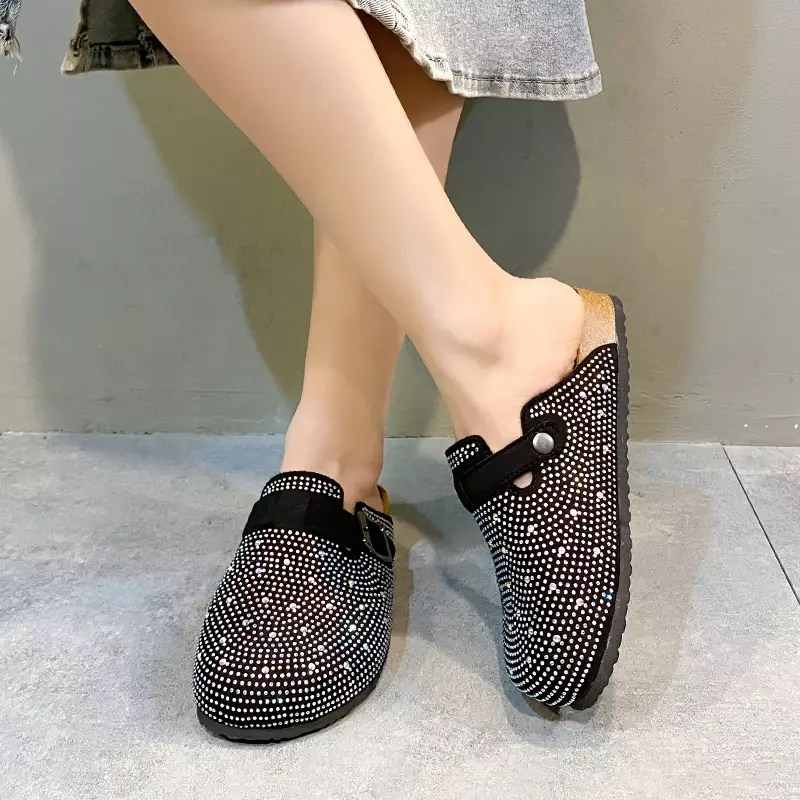 Solidne błyszczące letnie nowoczesne kapcie na zewnątrz seksowne buty damskie 2024 wysokiej jakości płaskie z kapciami damskimi Chinelos Femininos