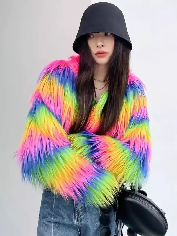 Jaqueta fofa cortada para mulheres, arco-íris colorido, casaco de pele sintética, top cortado, roupas festivas, moda, outono, inverno, 2023