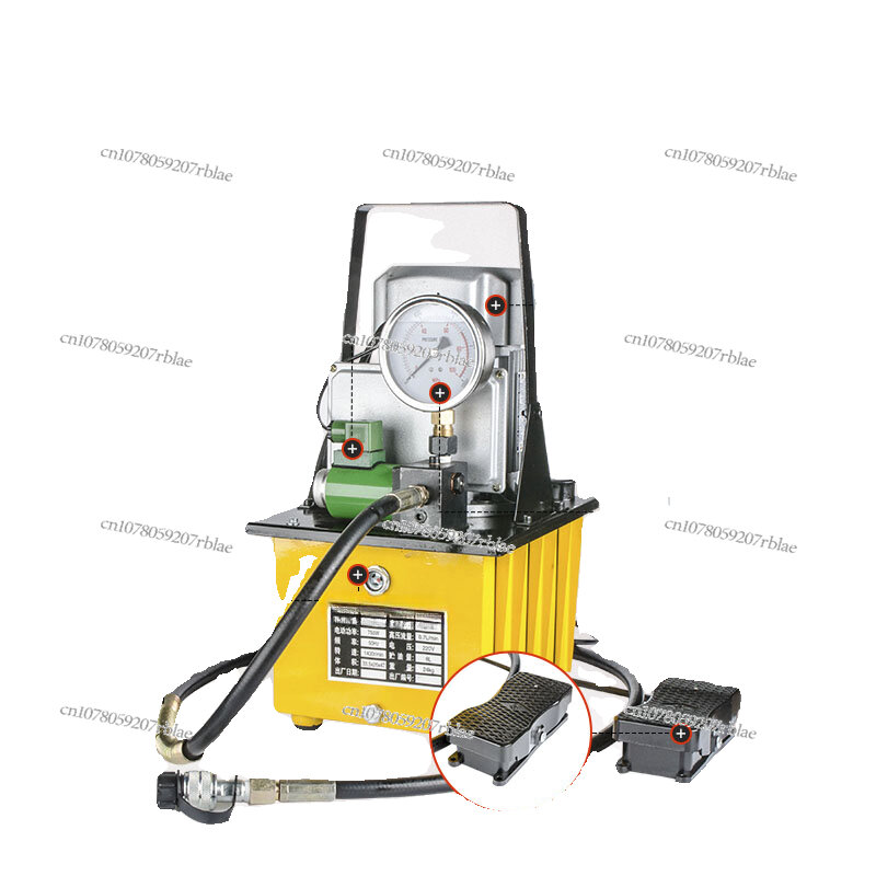 Manual Integral Hydraulic Nut Cutter Rusts and The Nut Is Damaged. Split Hydraulic Nut Cutting