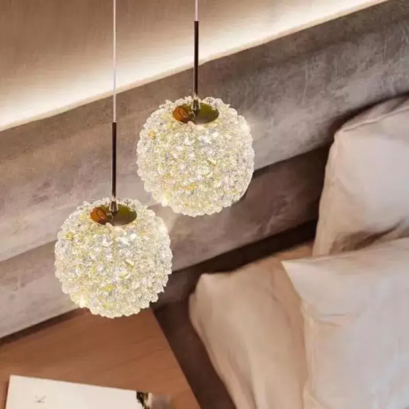 리치 침대 옆 작은 샹들리에, 따뜻하고 로맨틱한 크리스탈 램프, 럭셔리 구형 룸, 긴 라인 침실