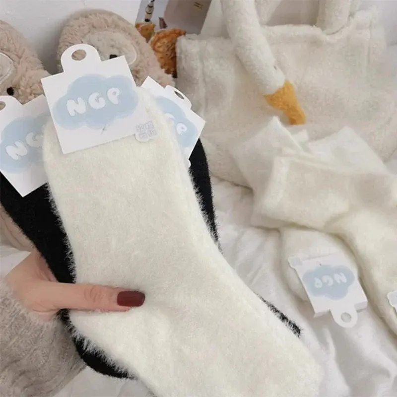 Puszyste skarpetki polarowe damskie słodkie dziewczynki zimowe ciepłe pluszowe pończochy aksamitna gruba termiczna podłoga do spania w połowie rurki