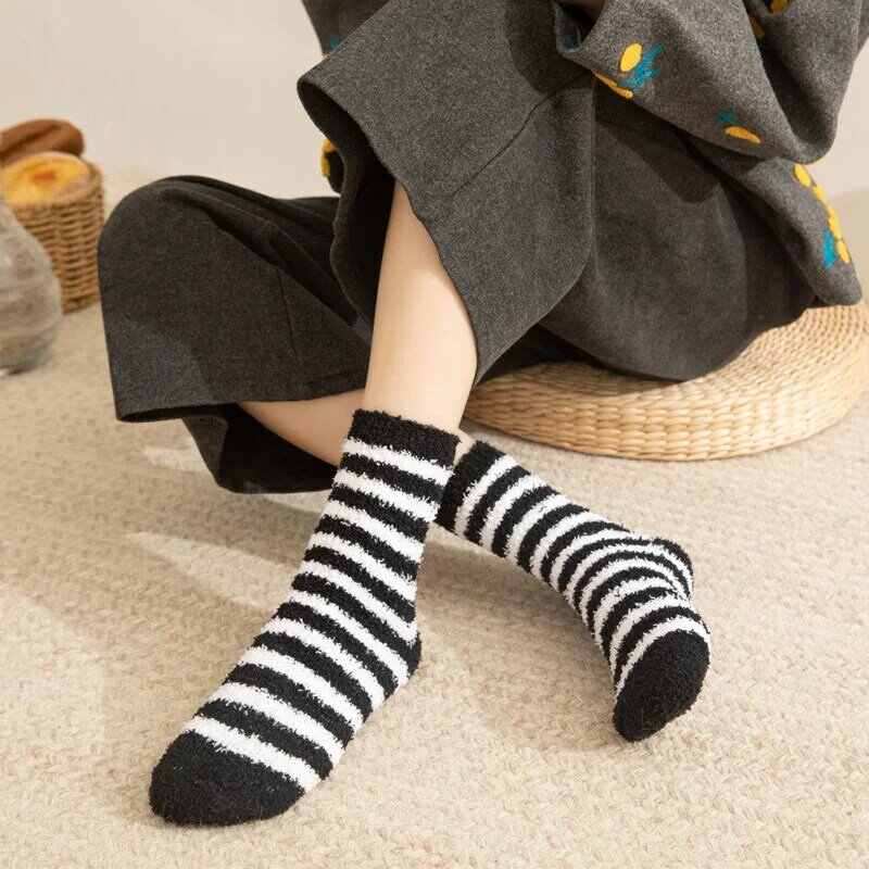 ถุงเท้าผ้าฟลีซนุ่มสำหรับผู้หญิงใส่นอนนุ่มอบอุ่นในฤดูหนาวรองเท้าแตะพื้นนุ่มสบายสำหรับผู้หญิง