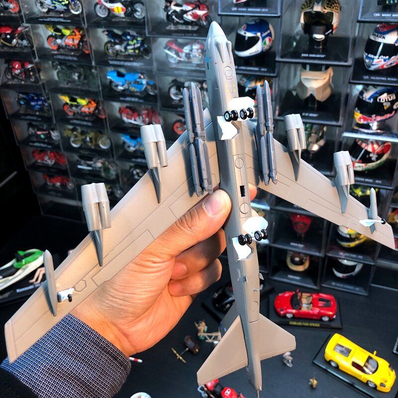 1: 200 escala de liga aviões b52 bombardeiro estratégico terminado modelo de metal pêndulo modelo de avião brinquedo hobby