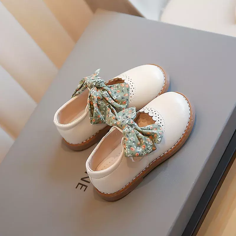 Dziecięce skórzane buty księżniczki dla dziewczynek 2024 wiosenno-letnią modę z kokardą miękkie i oddychające swobodne słodkie francuskie buty na płaskim obcasie