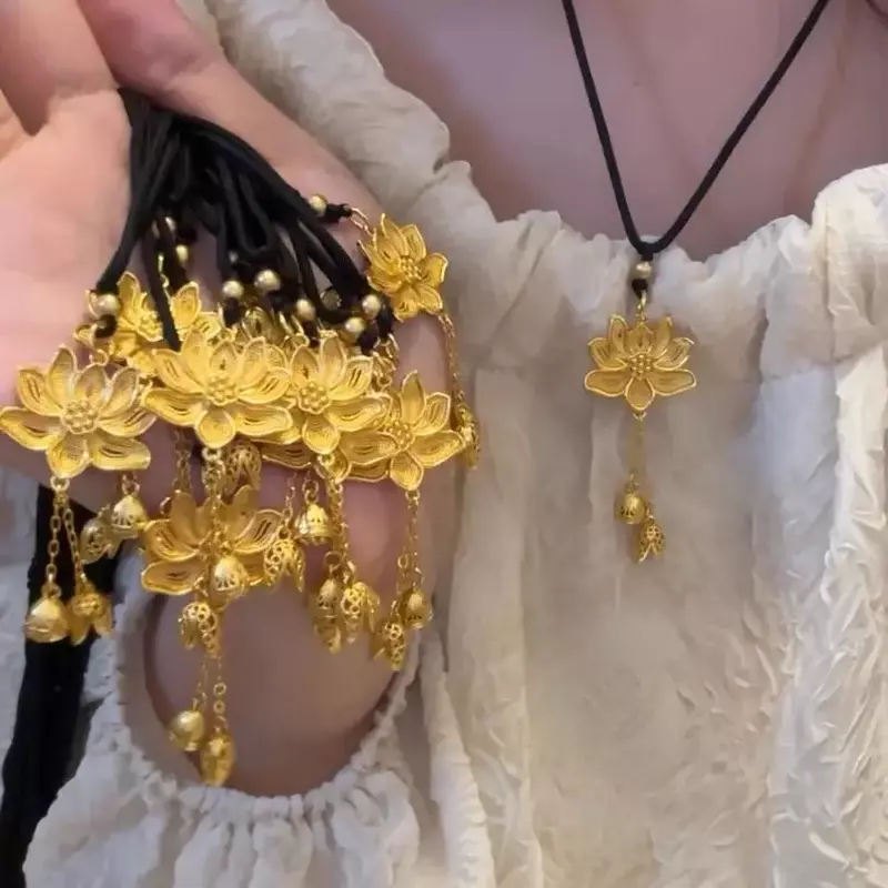 Подвеска в виде лотоса из шелка с покрытием из настоящего 18-каратного золота Женская подвеска в виде национального лотоса с полым китайским характерным цепочкой на свитер ожерелье