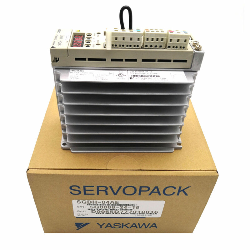 Yasカワサキ-ボックス内のサーボドライブ、1年間の保証、新しい、SGDH-04AE