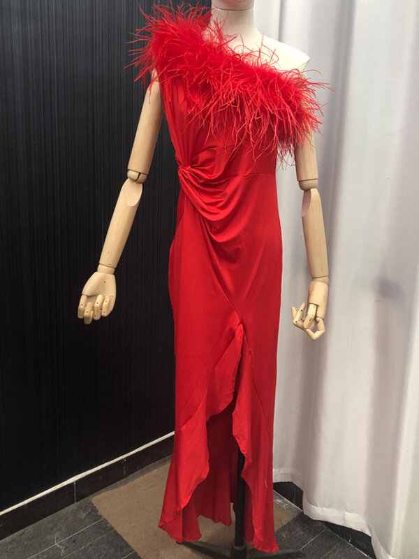 Satynowa sukienka z piór bez rękawów z jednym ramieniem damska sexy off shoulder wysoki elastyczny dopasowany strój 100% strusich piór