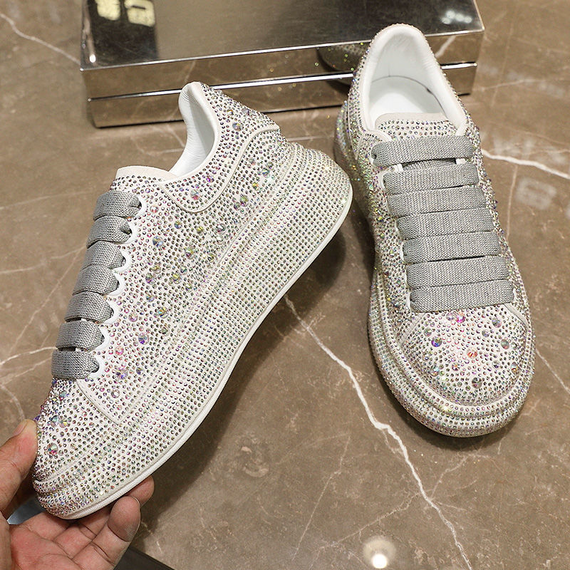 Nuove scarpe di cristallo da donna primavera 2024 scarpe da ginnastica con suola spessa Sneakers di tendenza in cristallo di colore scarpe d'argento bianche scarpe brillanti 35-42