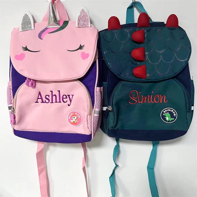 Cute Dinosaur Cartoon Bookbag para crianças, nome personalizado, Kindergarten Boys and Girls Backpack, 3-8 anos de idade, com nome bordado