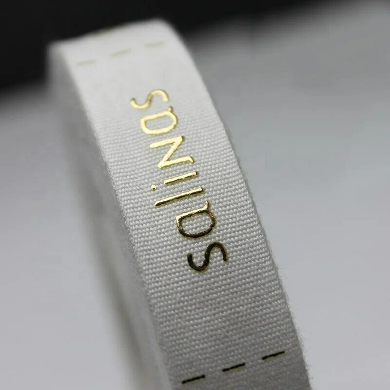 Personalizzazione del nastro Logo personalizzato nastro per etichette con stampa di indumenti in tela di cotone con Logo rotolo di nastro di cotone con marchio in lamina d'oro 3D