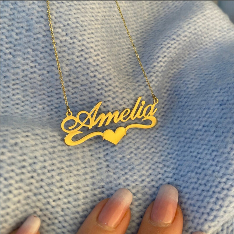 Name necklace with heart-shaped underline, easy to read font engraved with any name as a gift for mom and her