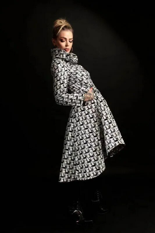Жаккардовое платье-пальто черно-бело-серого цвета в стиле скидок