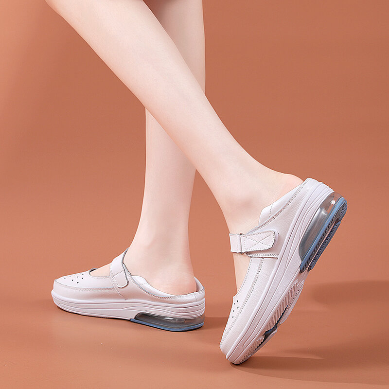 حذاء نسائي أبيض ويدج قوي مريح خفيف سهل الارتداء حذاء للممرضات حذاء مسطح مناسب للعمل بالمستشفيات قابل للارتداء