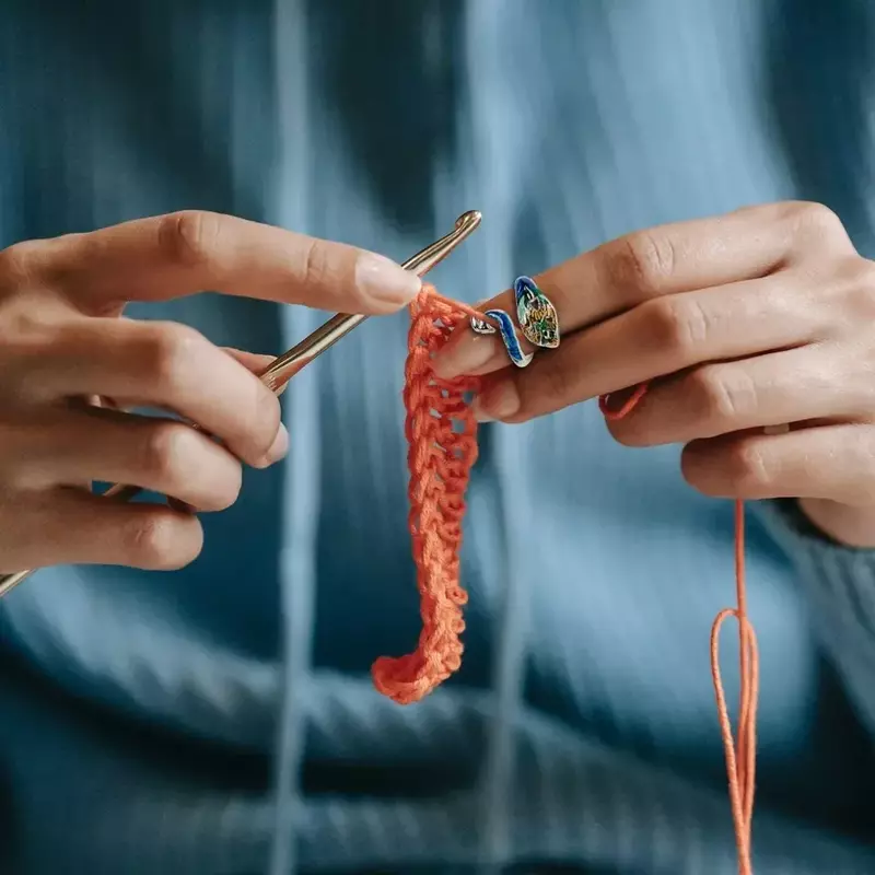 初心者のための調整可能なかぎ針編みのフックリング、かわいい猫のリング、編み物のワインダーツール、糸ガイド、フィンガーホルダー