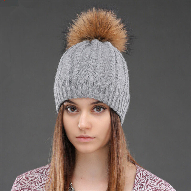 女性のポンポン,冬の暖かいウールの帽子,2層のニット生地,本物のアライグマの毛皮のポンポン付きの女性の帽子