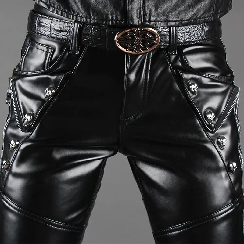 Модные кожаные брюки с заклепками в Корейском стиле, мужские Новые облегающие брюки-карандаш в стиле панк-рок, мотоциклетные брюки, мужские теплые флисовые брюки из полиуретана