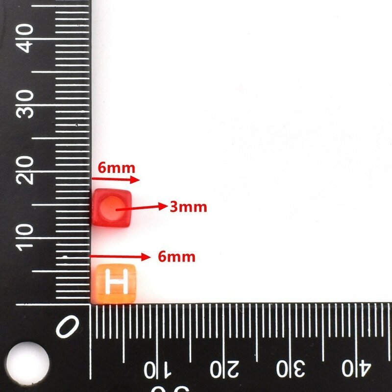 50ชิ้น/ล็อต6*6*3มิลลิเมตรแฮนด์เมดลูกปัดอะคริลิคลูกปัดสี่เหลี่ยมโปร่งใสพื้นหลังสีขาวตัวอักษรสำหรับทำเครื่องประดับ