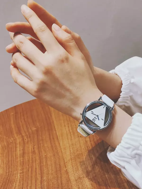 Ulzzang คู่รักแบบกำหนดเองสีดำและสีขาวนาฬิกาผู้หญิงสไตล์เกาหลีแบบเรียบง่ายทันสมัย