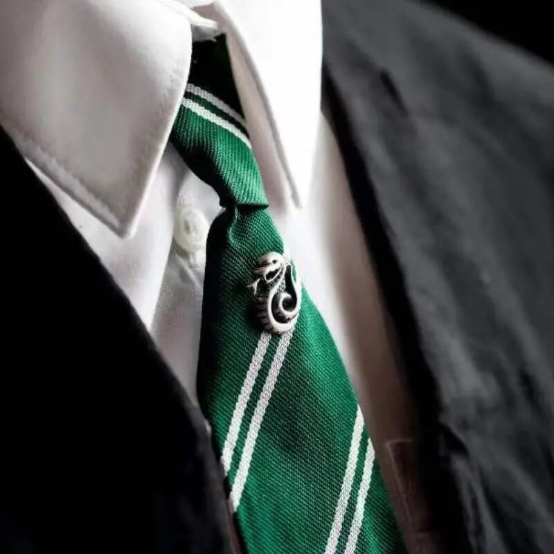 Insignia de la familia Malfoy del mago de la escuela mágica de la película, broches de Metal de Cosplay de serpiente Slytherin, Pin de solapa, accesorios de joyería Unisex