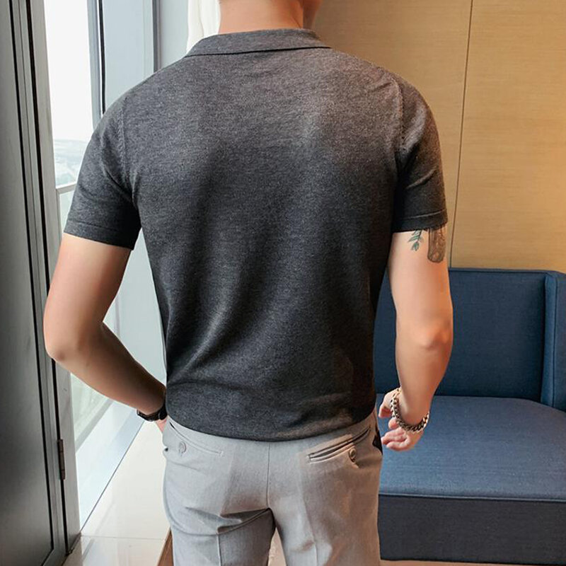 เสื้อแขนสั้นมีปกติดกระดุมสีแฟชั่นระดับไฮเอนด์สไตล์เกาหลีสำหรับผู้ชาย Kaus POLO garis มีปกเสื้อใส่ได้หลายโอกาสลำลองผ้าไอซ์ซิลค์ฤดูร้อน