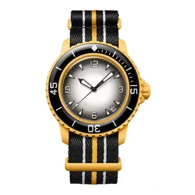 นาฬิกาผู้ชาย AAA แบบดั้งเดิมกรอบนาฬิกาทำจากพลาสติกสำหรับผู้ชายห้ามหาสมุทร