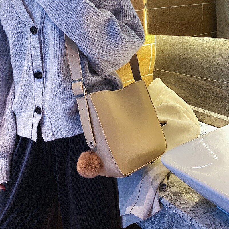 حقائب دلو صلبة بسيطة للنساء ، حقيبة كتف كرة شعر بخيط للسيدات ، حقائب بسعة كبيرة ، تصميم جديد