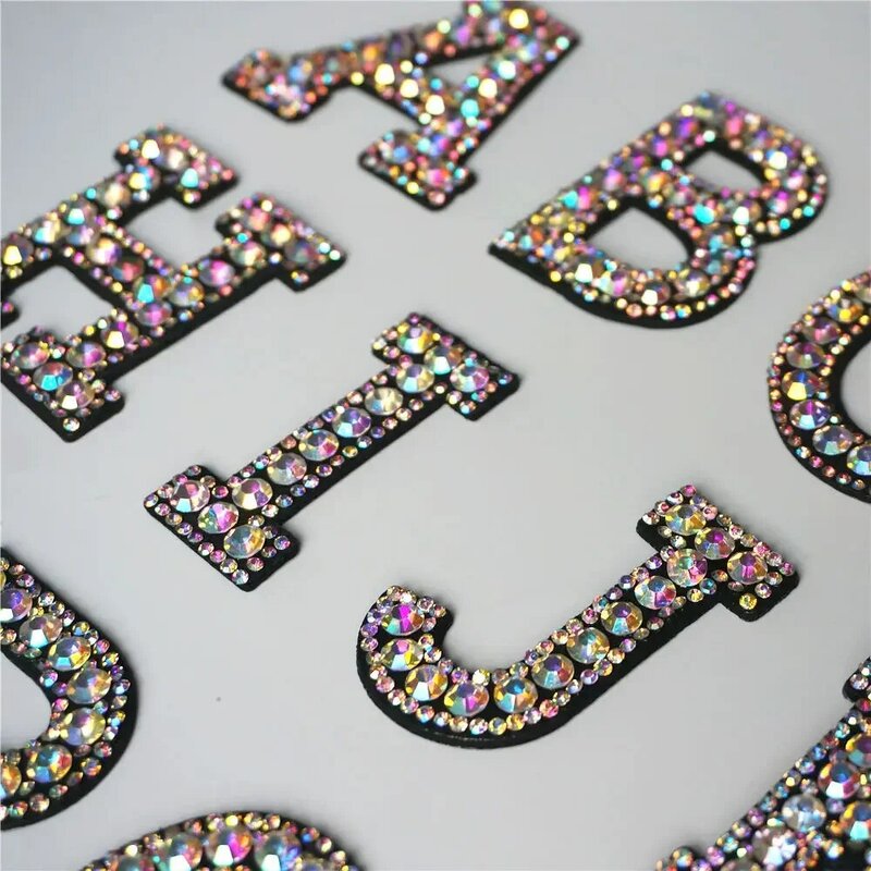26 Huruf Berlian Imitasi Alfabet ABC Menjahit Besi Pada Patch Pelangi Bersinar Lencana untuk Nama DIY Gaun Jeans Applique Dekorasi