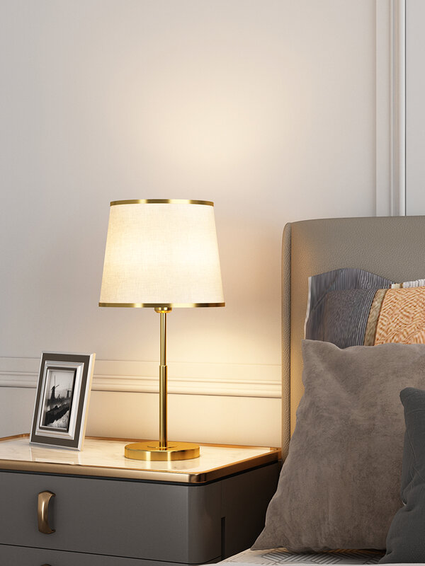Lámpara de escritorio para dormitorio, luz de mesita de noche nórdica ins, simple y cálida, personalidad, sala de estar, estudio, escritorio pequeño moderno creativo de lujo