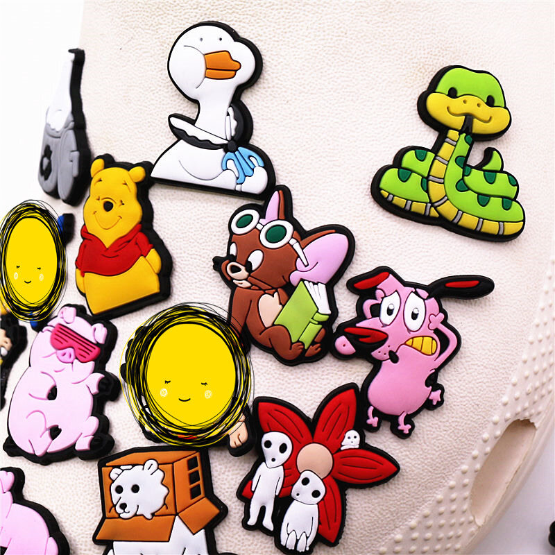 Dijes de zapatos de animales divertidos, insignia de botón de dibujos animados de Winnie Pooh, cerdo, perro, pato, oso, serpiente, accesorios de zapatos de PVC, 1 piezas