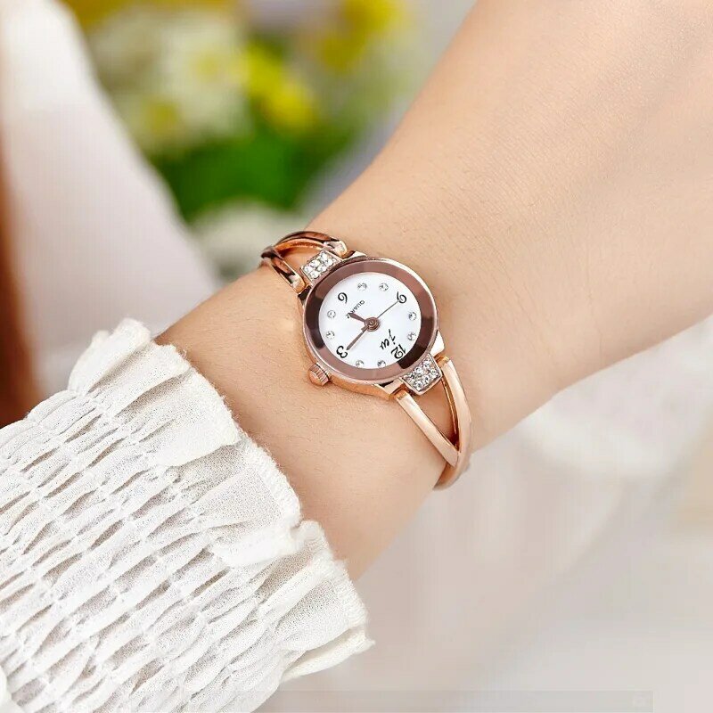 Pequeno relógio de quartzo feminino, pulseira feminina, relógio de pulso popular de lazer, relógios elegantes, nova moda