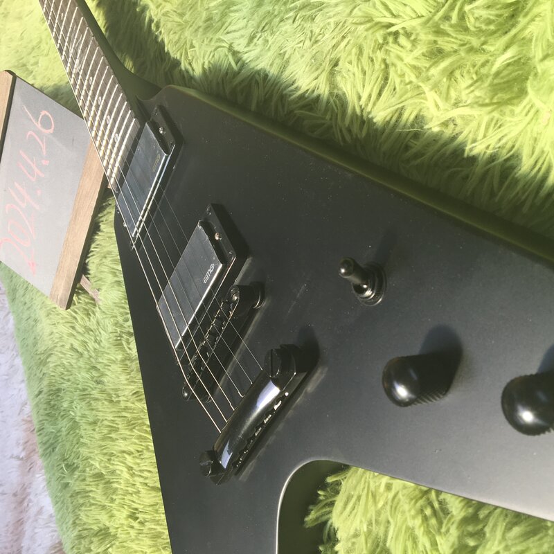 Kostenloser Versand 6 Saiten mattschwarze E-Gitarre schwarze Hardware-Gitarre auf Lager Bestellung sofort Gitarren Gitarre