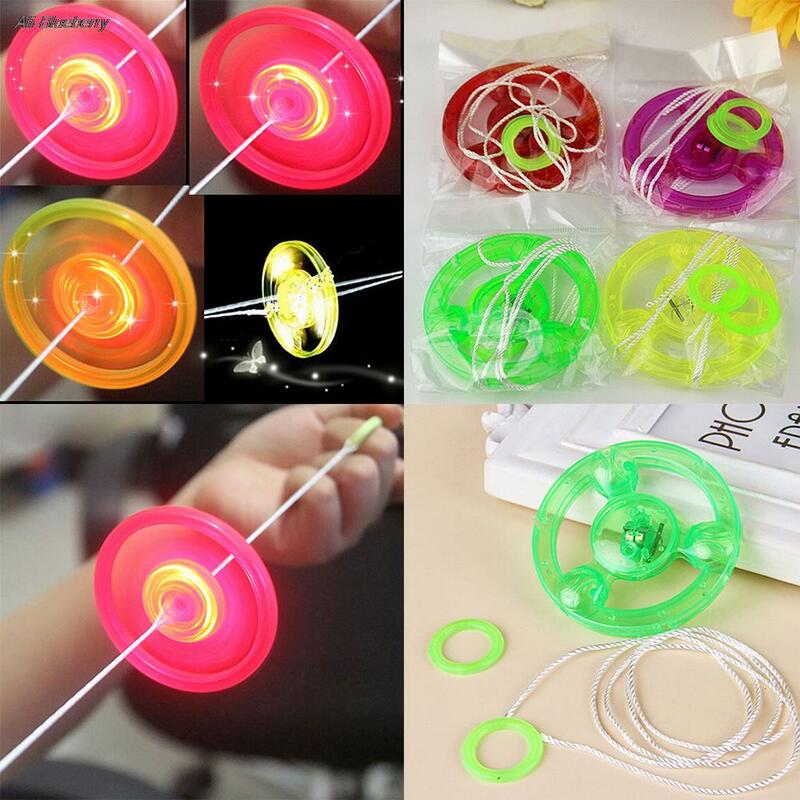 Platillo volador de luz LED giratorio de plástico colorido para niños, juguete clásico para exteriores, Color aleatorio