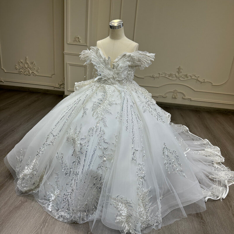 Biała suknia ślubna dla dzieci, uroczy i wspaniały ogon