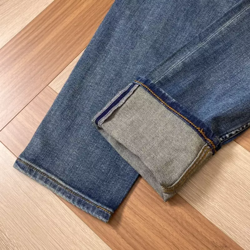 Celana jeans pria musim semi/musim panas 2024 memiliki warna yang indah, menyegarkan, dan nyaman, dengan tubuh bagian atas yang sangat baik
