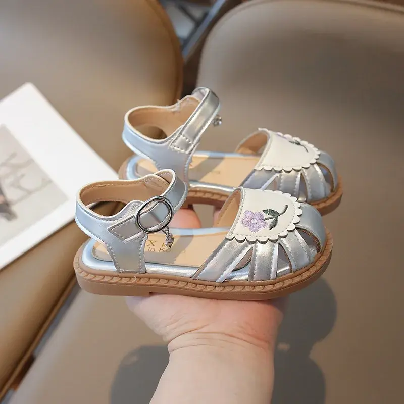 Neue Kinder sandalen für Mädchen Sommer schicke Stickerei Prinzessin gekräuselte Kante Kleid Schuhe Mode kausale Kinder Ausschnitte flache Sandalen