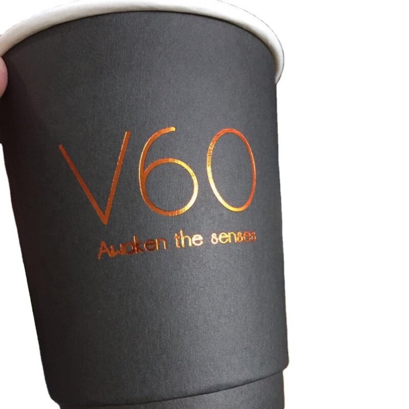 Prodotto personalizzato usa e getta tutto nero all'interno del manicotto compostabile con logo personalizzato che timbra bicchieri di carta da caffè a doppia parete con