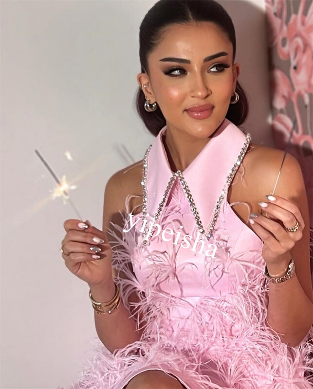 Vestido de noche de satén con plumas y diamantes de imitación, minivestido para el Día de San Valentín, cuello redondo, a medida, Arabia Saudita